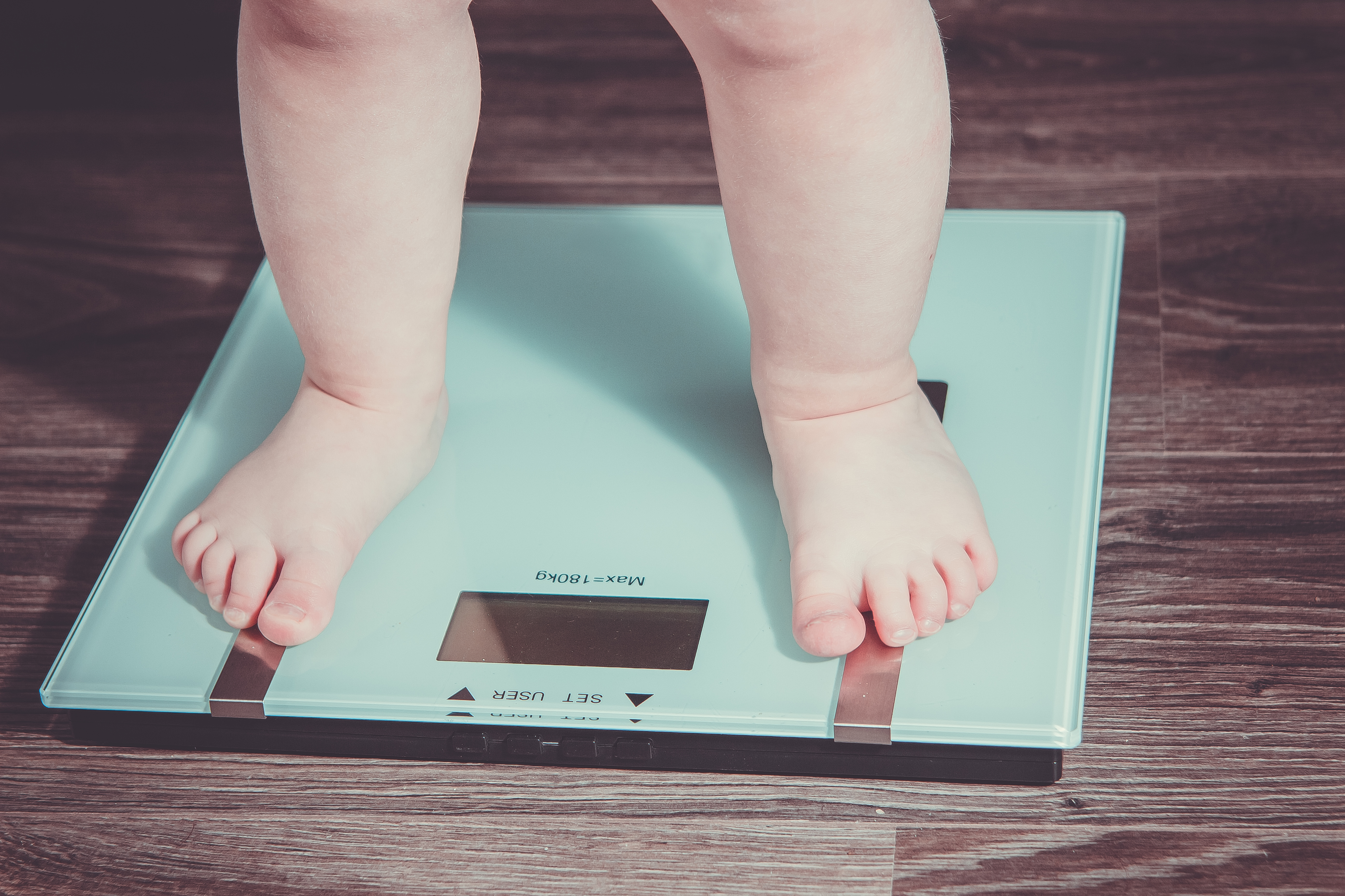 kind met obesitas op weegschaal