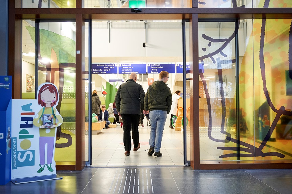 Erasmus MC-Sophia - Man met kind bewegwijzeringsborden ingang