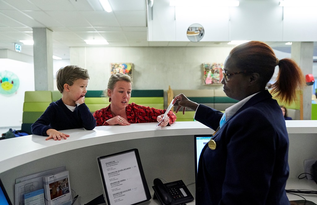 Sophia Kinderziekenhuis - Vrouw met kind bij de receptie formulier