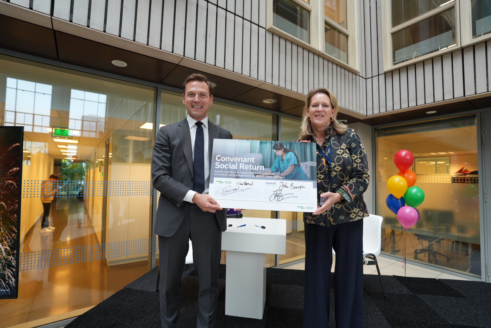 Wethouder Tim Versnel en vice-voorzitter van de Raad van Bestuur van het Erasmus MC Joke Boonstra. Fotograaf: Alexander Santos Lima