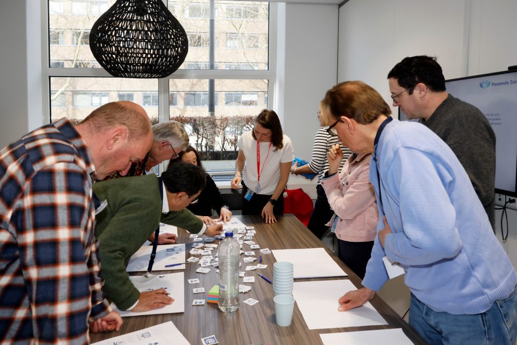 Patiënten nemen deel aan een workshop tijdens het fysieke Patiëntpanel van het Erasmus MC