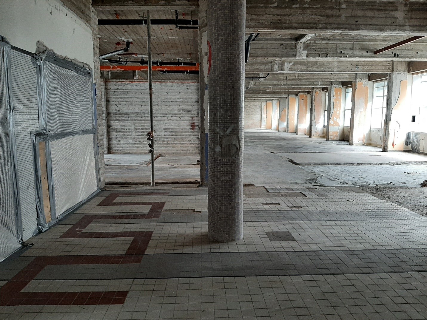 10e etage H-gebouw | herkenbaar is de vloer van de lifthal