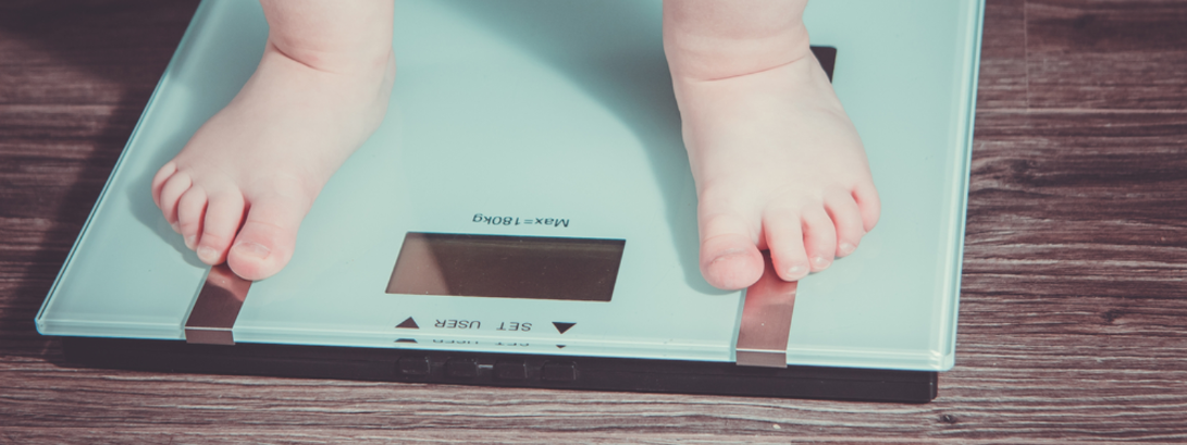 kind met obesitas op weegschaal