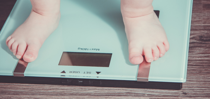 kind met obesitas op weegschaal kind met obesitas op weegschaal