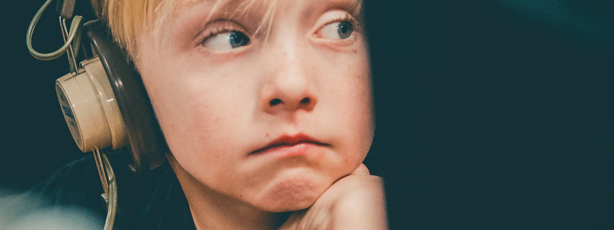 kind met koptelefoon