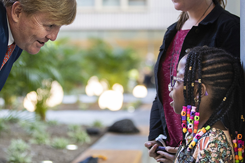 Koning met meisje tijdens opening Erasmus MC
