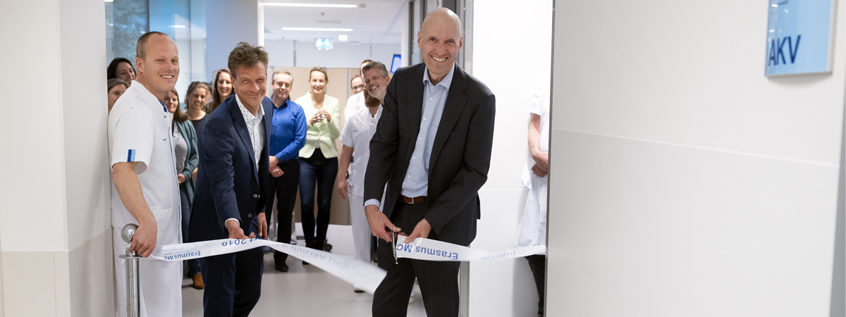 Ernst Kuipers knipt link tijdens opening Acuut Kort Verblijf op SEH