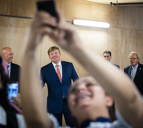 Selfie met de koning tijdens officiële opening