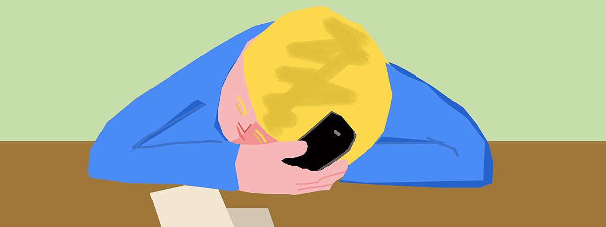 Persoon slapend op bureau