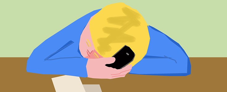 Persoon slapend op bureau Persoon slapend op bureau