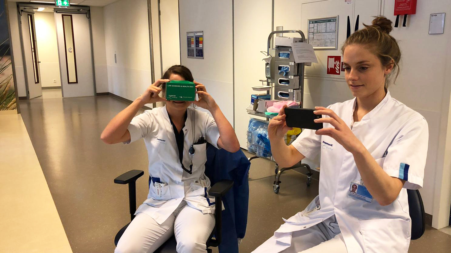 Foto van COVID-verpleegkundigen die de VR-app gebruiken