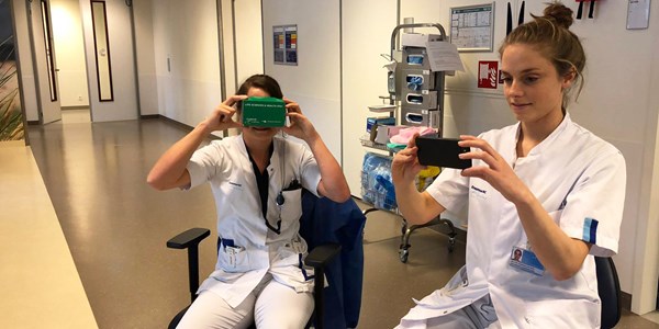 Foto van COVID-verpleegkundigen die de VR-app gebruiken