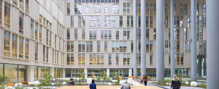 Arcade-Tuin-Groen-Gebouw-Tafel-Mensen Arcade-Tuin-Groen-Gebouw-Tafel-Mensen