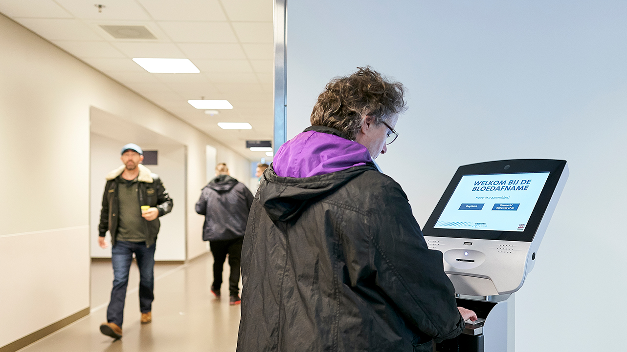 Aanmelden bij de bloedafname via de aanmeldzuil