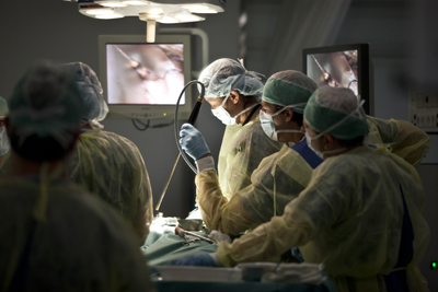 operatiekamer met chirurgen die skillslab apparatuur gebruiken