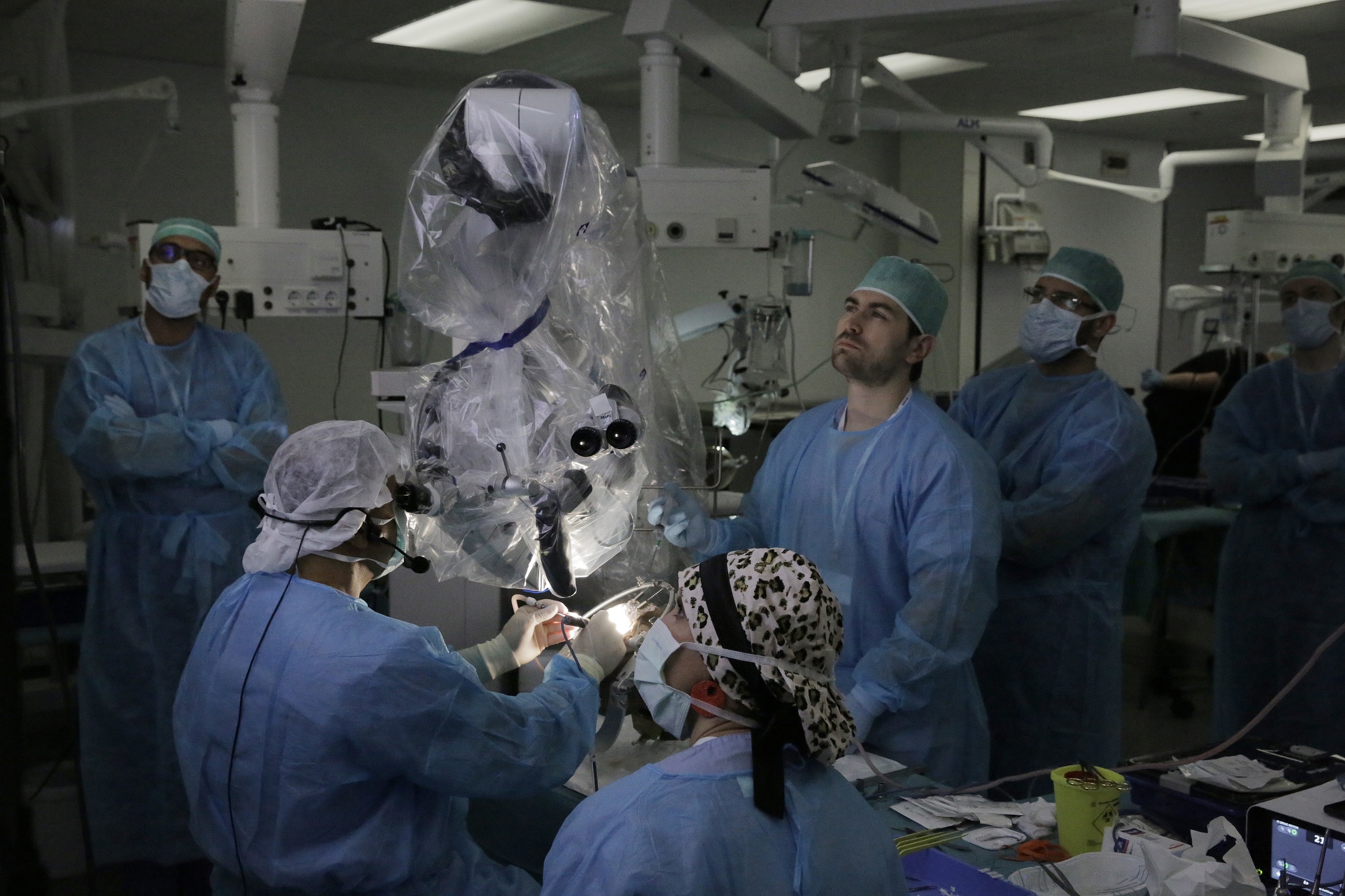 Microchirurgisch OK, voorzien van 8 compleet ingerichte werkstations
