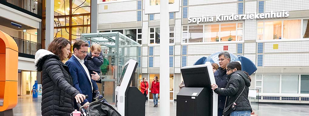Patiënten melden zich aan bij een aanmeldzuil van het Erasmus MC Sophia