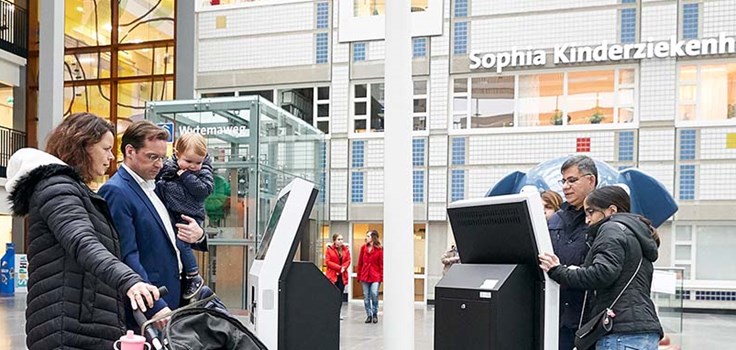 Patiënten melden zich aan bij een aanmeldzuil van het Erasmus MC Sophia Patiënten melden zich aan bij een aanmeldzuil van het Erasmus MC Sophia