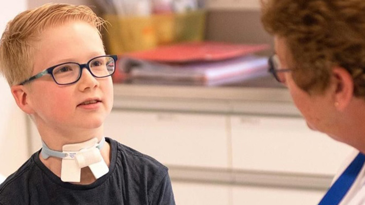 Verpleegkundig specialist leert David canule verwisselen