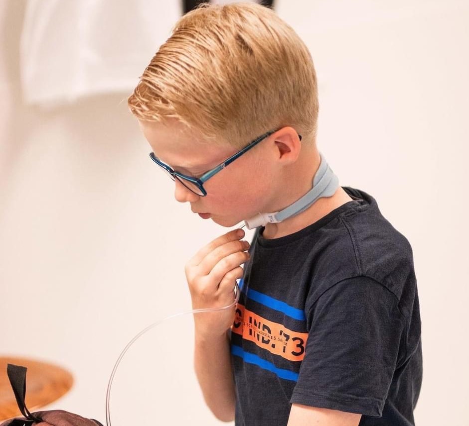 David vervangt zijn tracheacanule