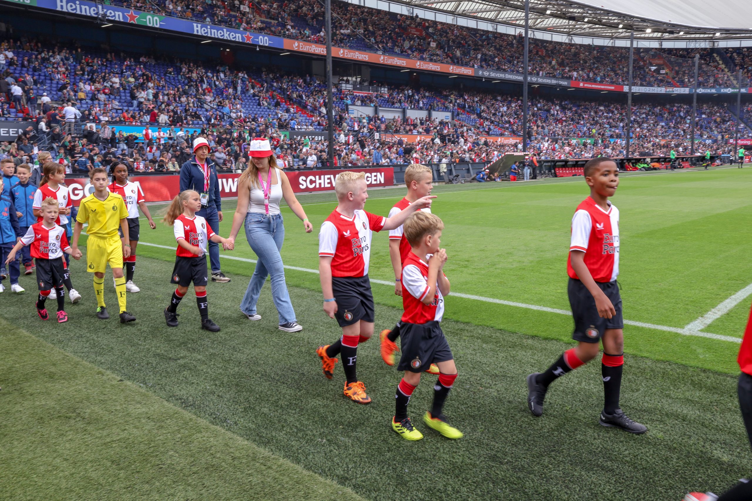 Kinderen op het speelveld van Feyenoor