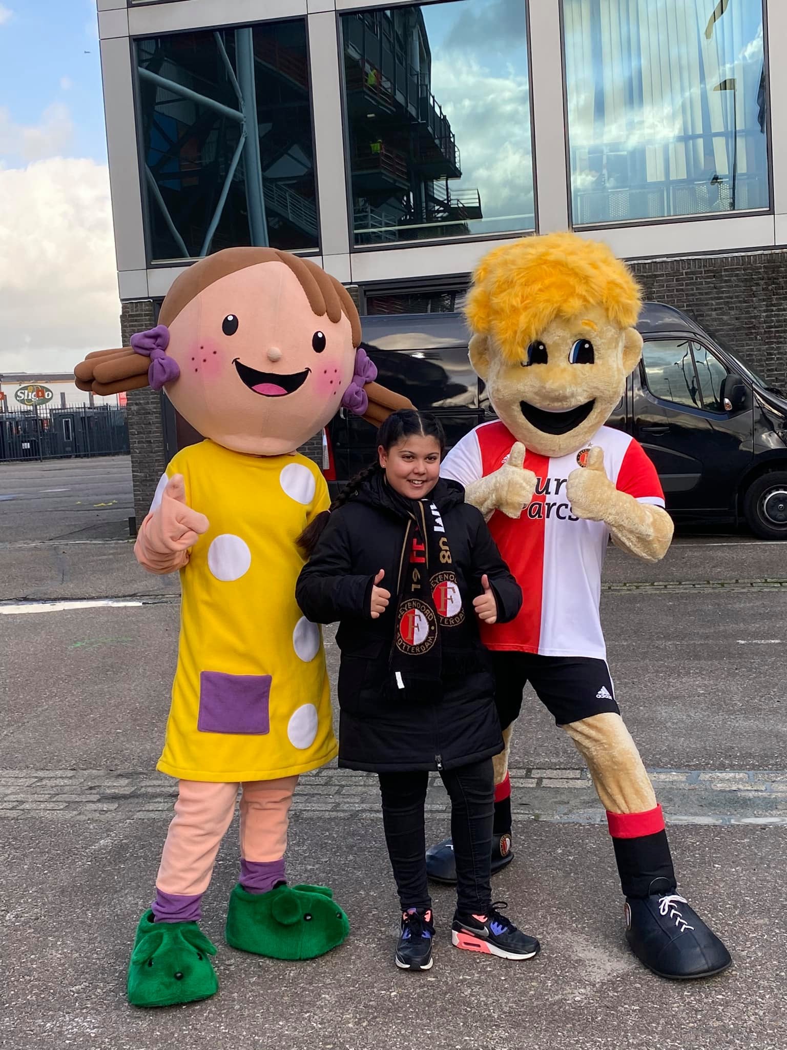 Sophietje met Feyenoordspeler en fan