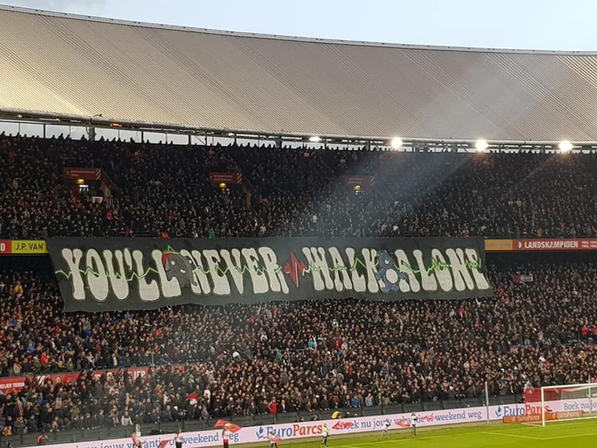 Stadion Feyenoord met spandoek: You'll never walk alone