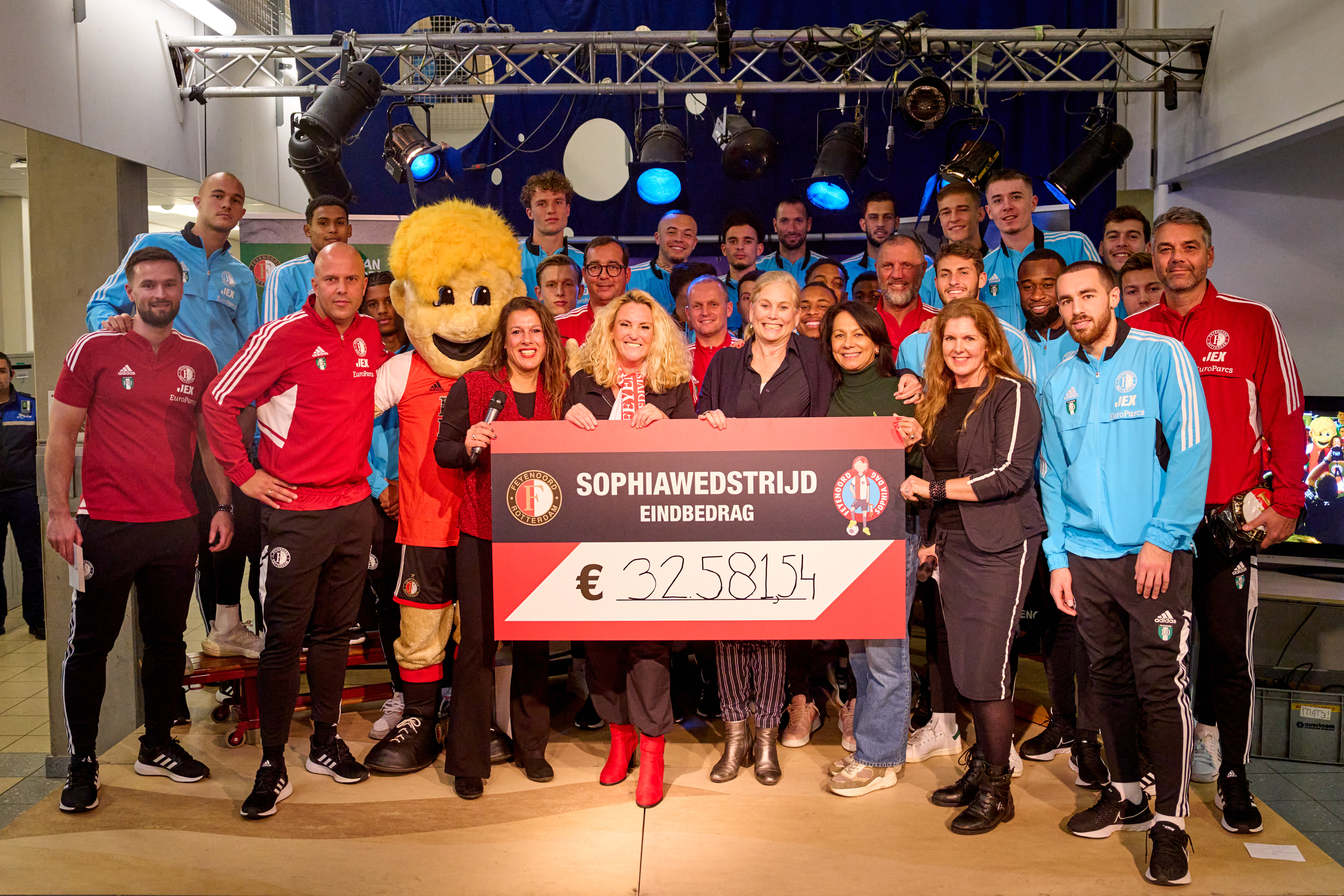 Groepsfoto Feyenoord selectie en trainer Slot met de qc