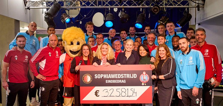 Groepsfoto Feyenoord overhandiging van een cheque Groepsfoto Feyenoord overhandiging van een cheque