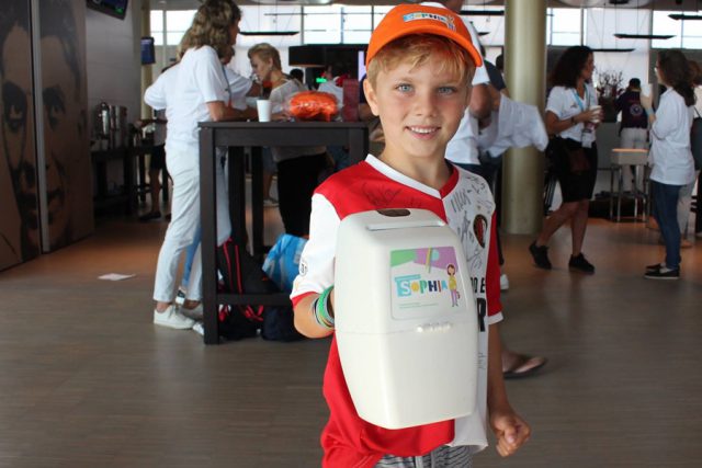 Jonge Feyenoordsupporter met collectebus voor het Sophia