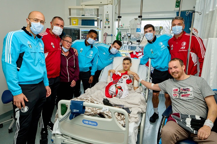 Feyenoorders op bezoek bij zieke Timo en zijn vader