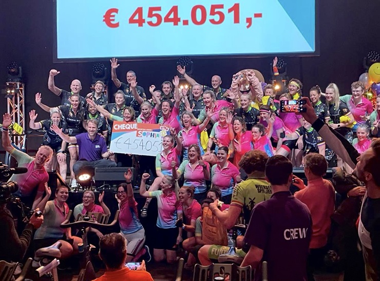 De cheque met 454.051 euro wordt getoond