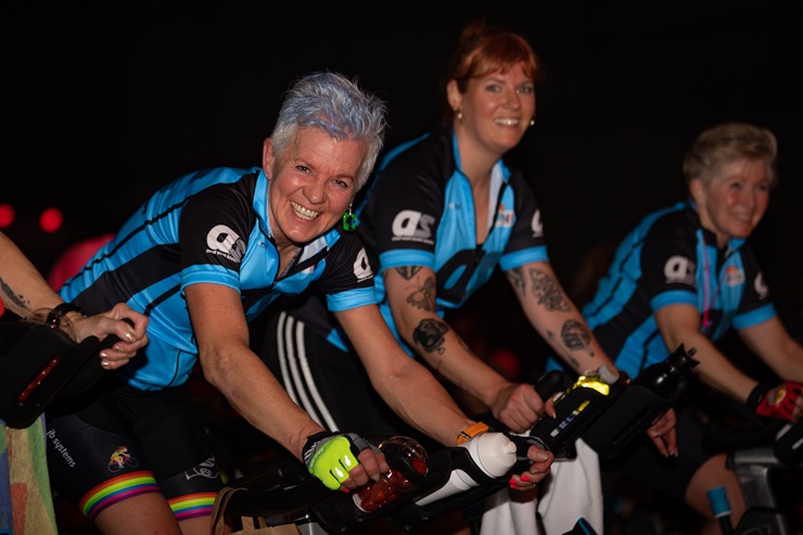 Drie deelnemers fietsen voor het Sophia