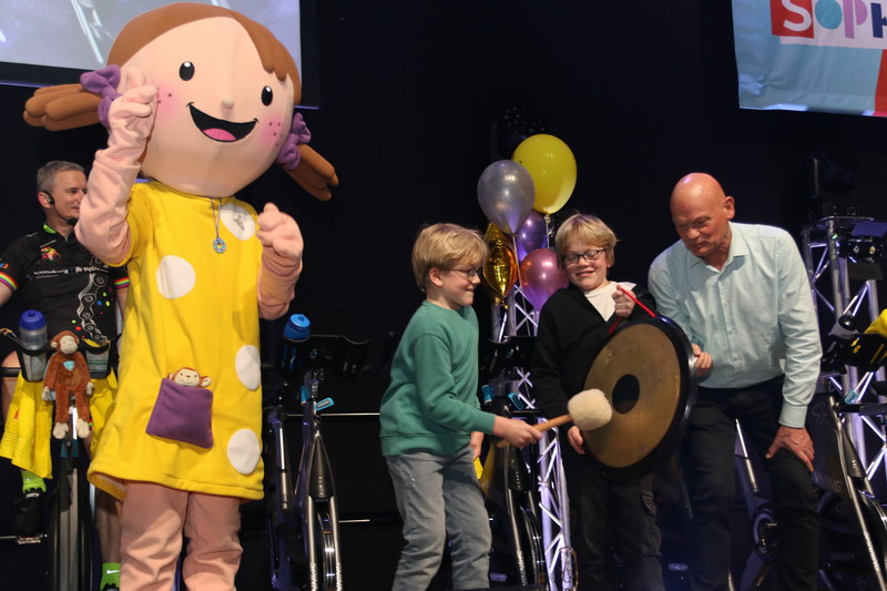 Tweeling Teun en Wander slaan op een gong 
