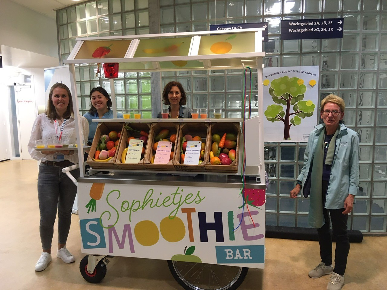 medewerkers achter de Smoothiekar