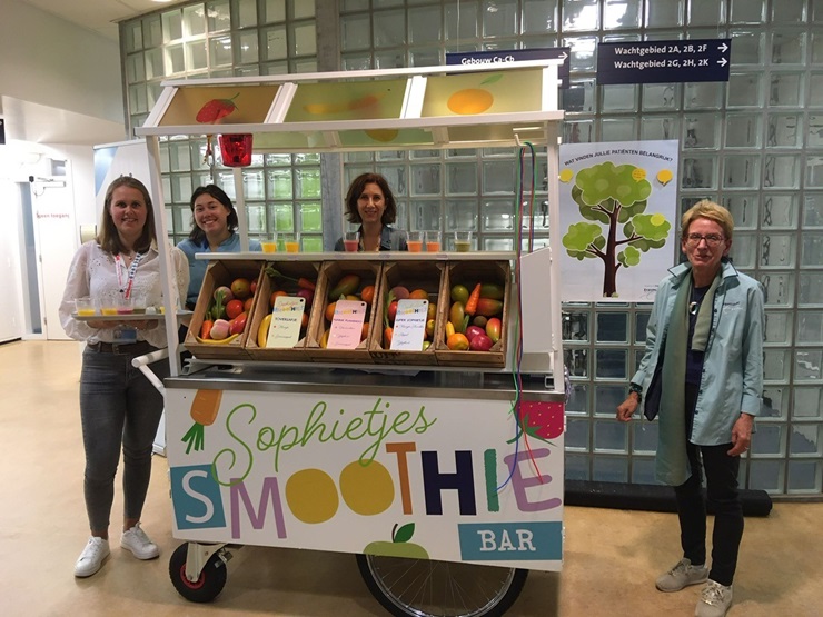 medewerkers achter de Smoothiekar
