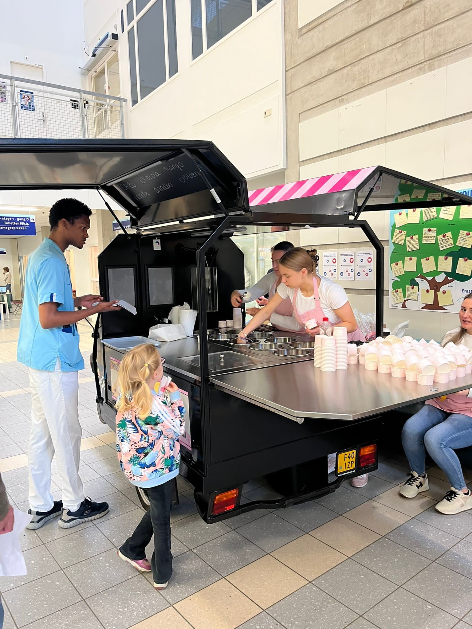 IJsje halen bij de ijskar