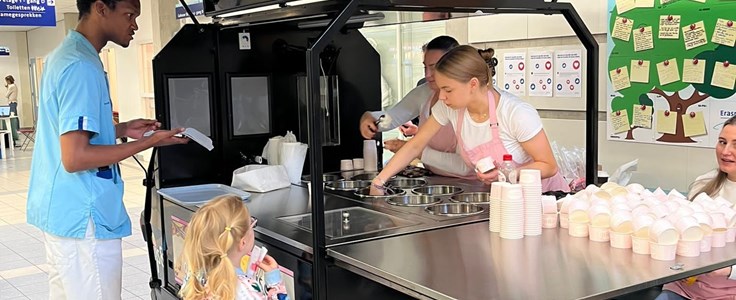 IJsje halen bij de ijskar IJsje halen bij de ijskar