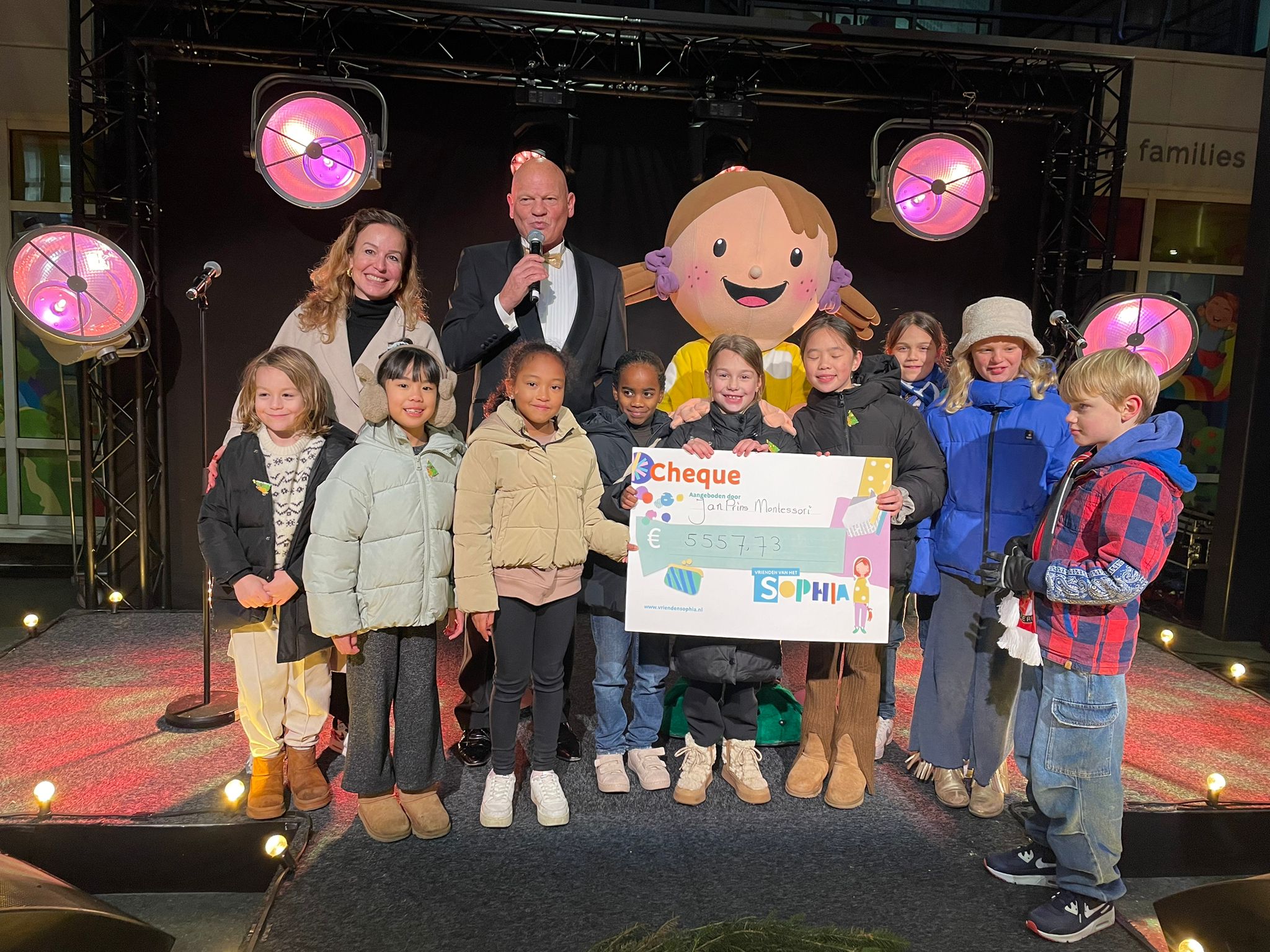 Lichtjes kinderen met cheque
