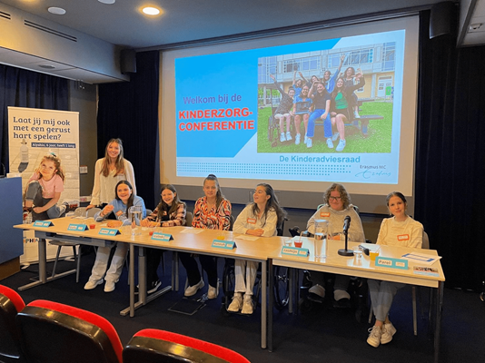 Kinderadviesraad tijdens conferentie aan tafel