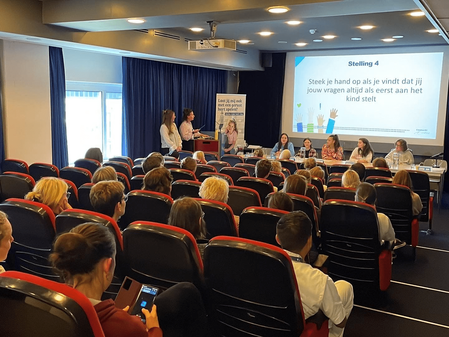 Kinderconferentie met artsen in zaal