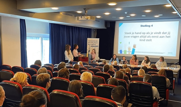 Kinderzorgconferentie bioscoopzaal met stelling