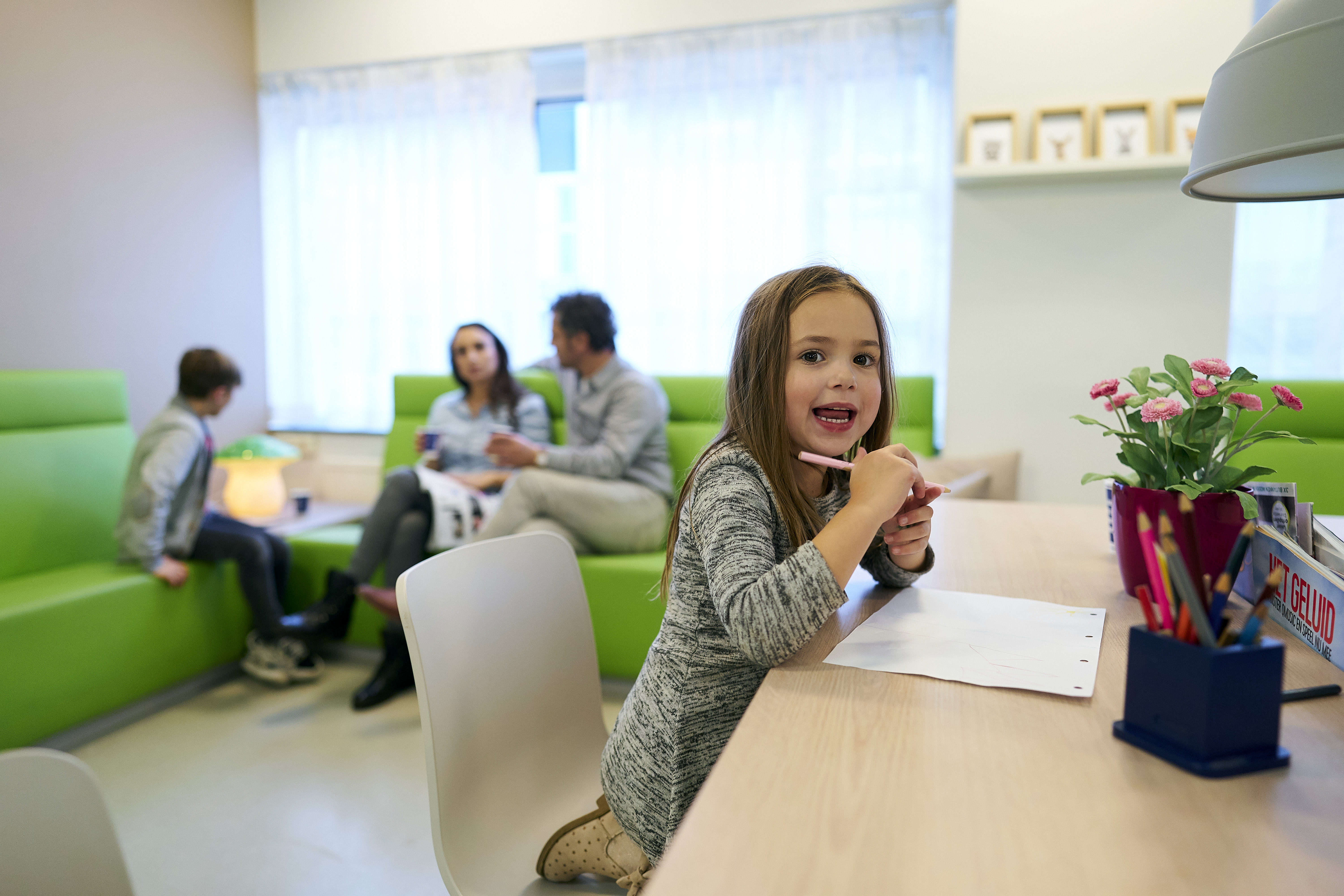 kind aan tafel tekenen