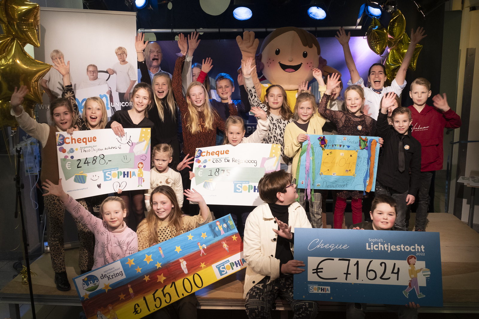 Lichtjestocht kinderen met meerdere cheques