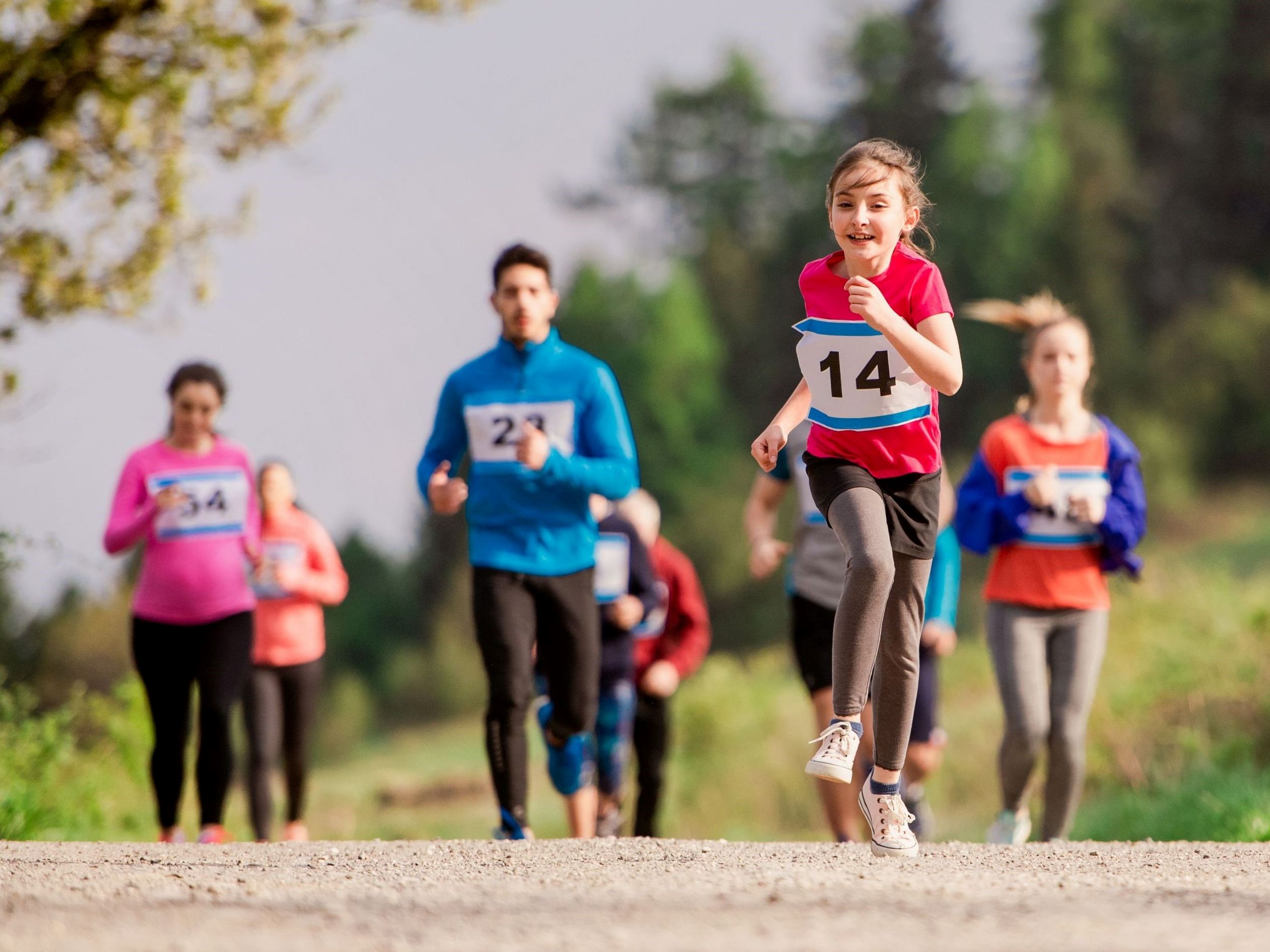 Rennende kinderen door het bos