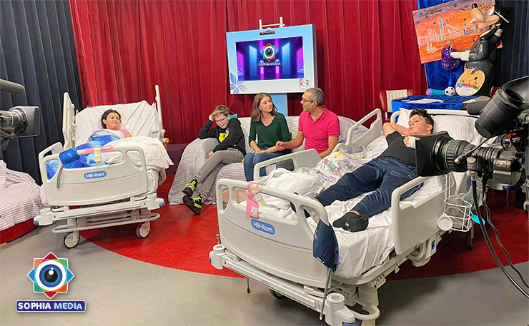 TV-studio Sophia Media met ziekenhuisbedden en kinderen