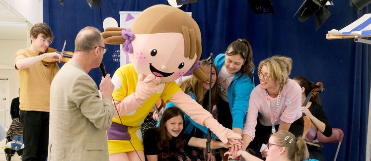 Sophietje blij op verjaardag