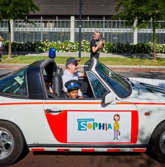 bijzondere auto met patient erin