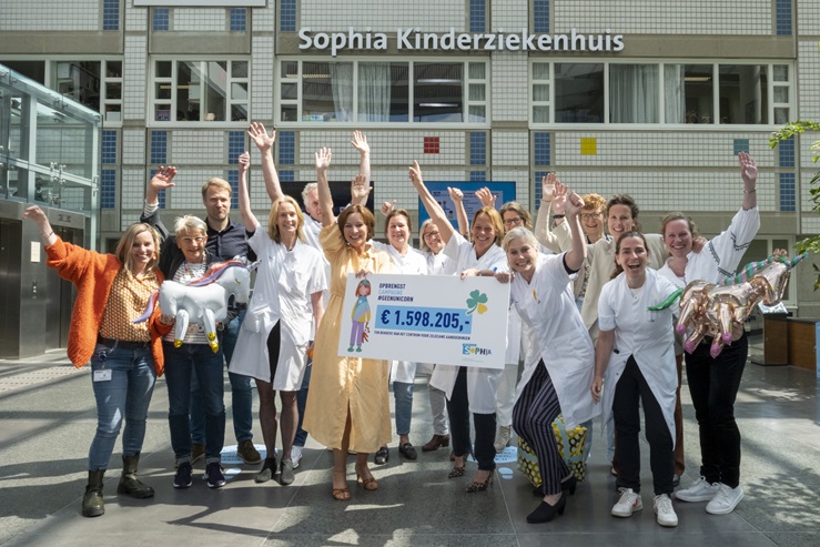 Uitreiking cheque Vrienden aan zorgverleners