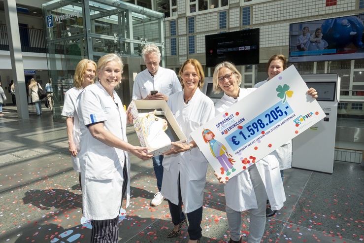 Zorgverleners centrum voor Zeldzame aandoeningen met cheque